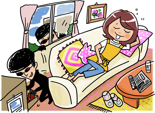 昼寝中の主婦の隙を狙い、泥棒が侵入し窃盗を企てるイラスト