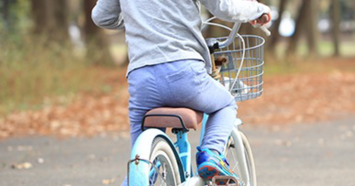 自転車に乗ってひとりで出かけられるのは何年生から？守るべき交通ルールも解説
