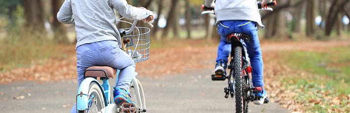 自転車に乗ってひとりで出かけられるのは何年生から？守るべき交通ルールも解説