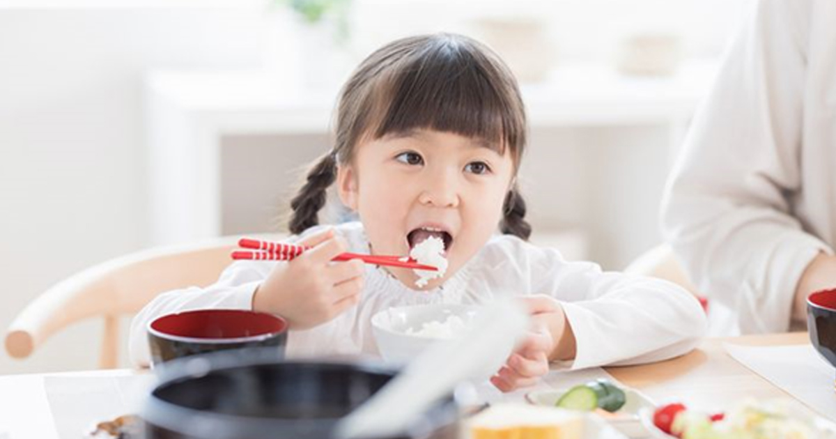 子どもの箸は何歳から？正しい箸の持ち方や練習方法・マナーについて