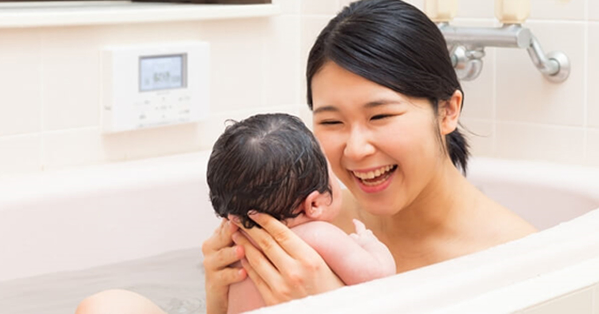 赤ちゃんと一緒にお風呂に入るのはいつから？入れ方や洗い方を解説