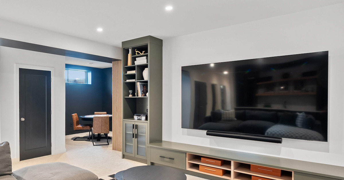 65インチテレビのサイズ感は？理想の部屋の広さや選び方のポイント