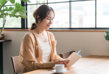 カフェで読書している女性